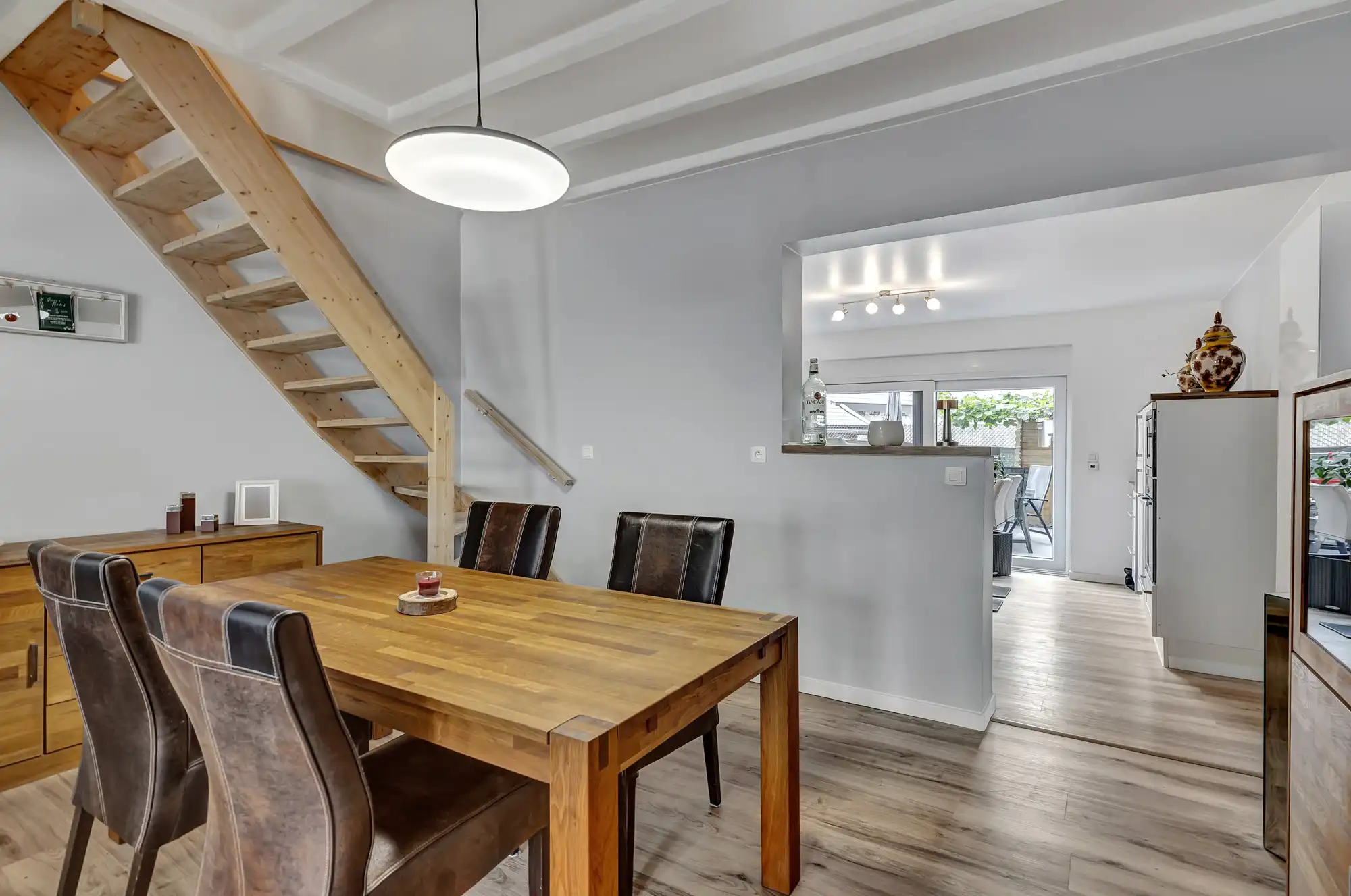 Compleet gerenoveerde woning met terras te Roosdaal foto 4