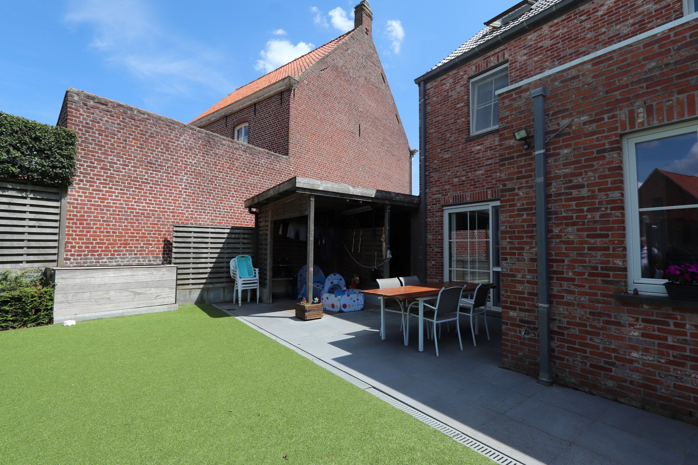 HALFOPEN BEBOUWING MET TUIN, TERRAS EN CARPORT foto 10