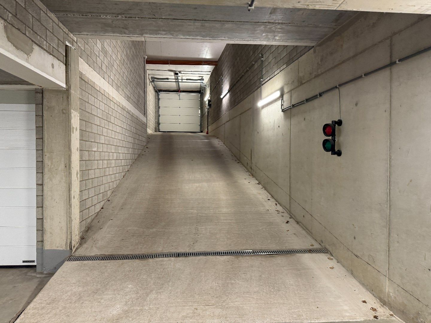 Ondergrondse autostaanplaats in residentieel appartementsgebouw foto 4