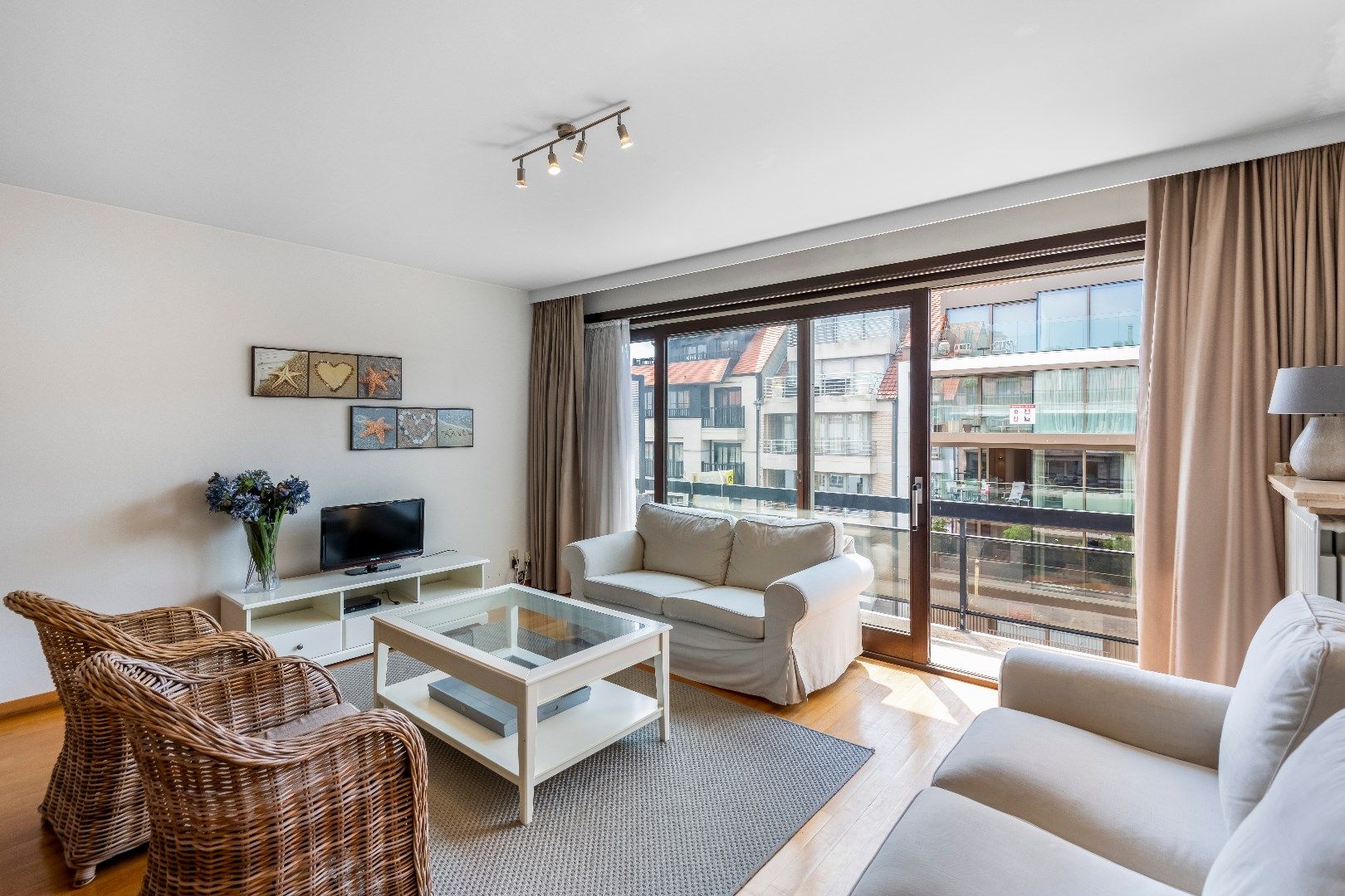Gezellig appartement met zonnige terrassen gelegen in de Van Bunnenlaan, vlakbij de Dumortierlaan en de zeedijk. foto 3