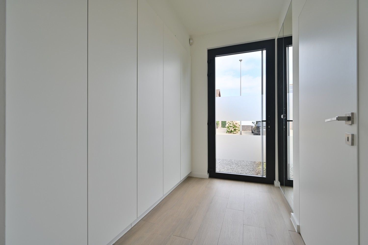 Moderne woning uit 2013 met 3 slaapkamers, 2 badkamers en buitenzwembad, gelegen in het mooie Meeswijk foto 6