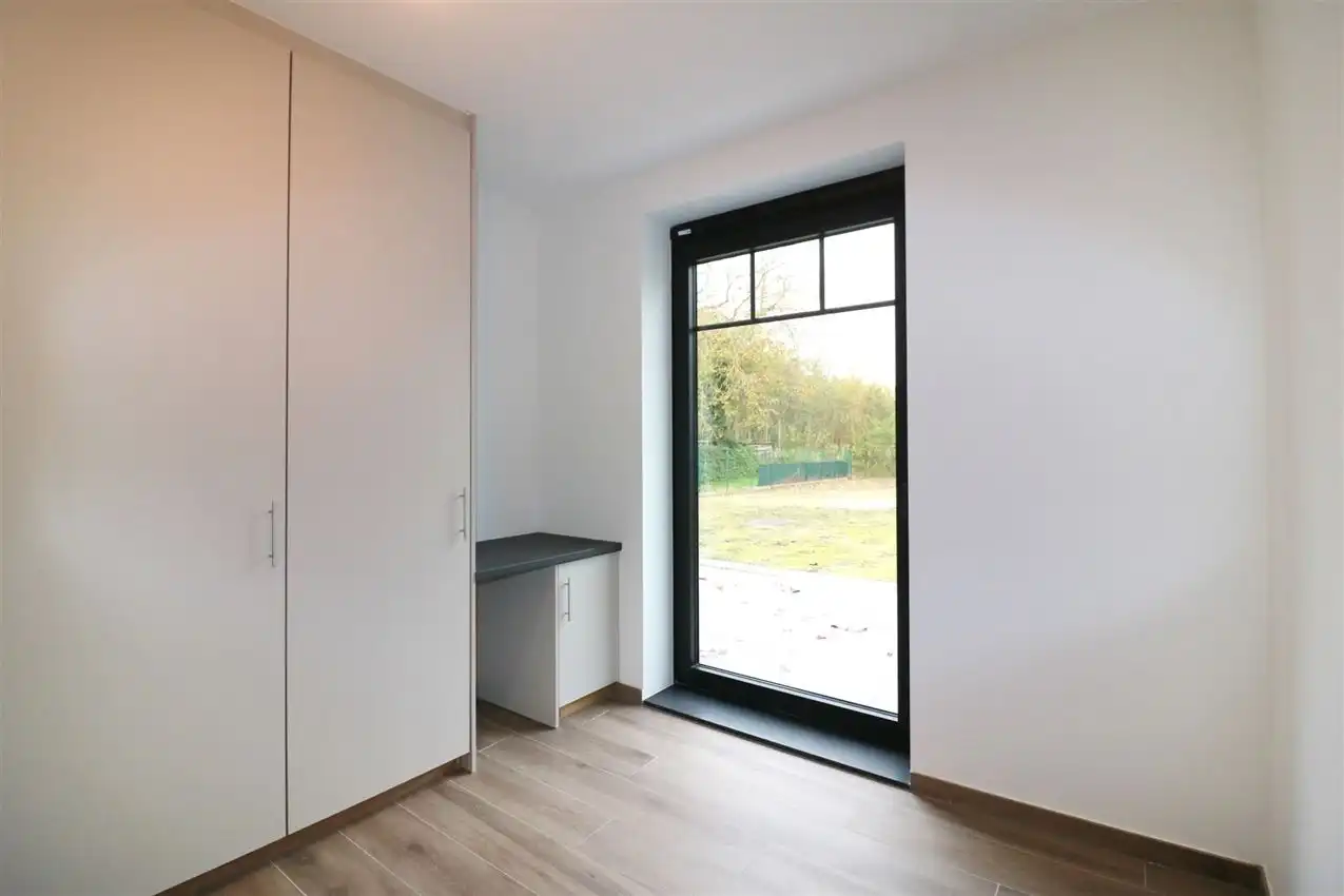 Alles gelijkvloers, oostgericht terras en tuintje, zalig rustig met zicht op maagdentoren foto 12
