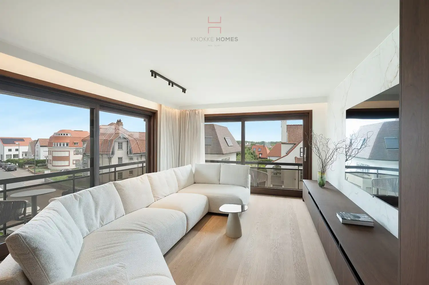 Prachtig gerenoveerd duplexappartement, gelegen op de hoek van een stijlvolle villaresidentie in de Jozef Nellenslaan. foto 2