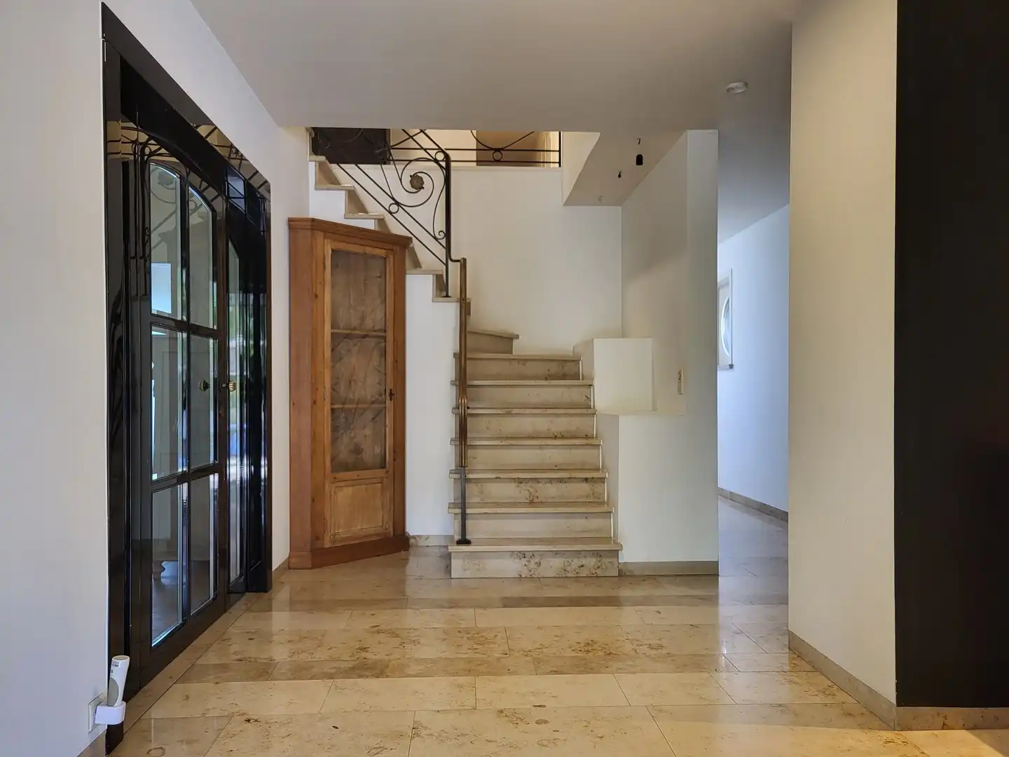 Exclusief wonen & ondernemen: imposante villa met volwaardige praktijk en aparte toegang op commerciële topligging, een perceel van 1.139 m² en met maar liefst 532 m² bewoonbare oppervlakte. foto 8