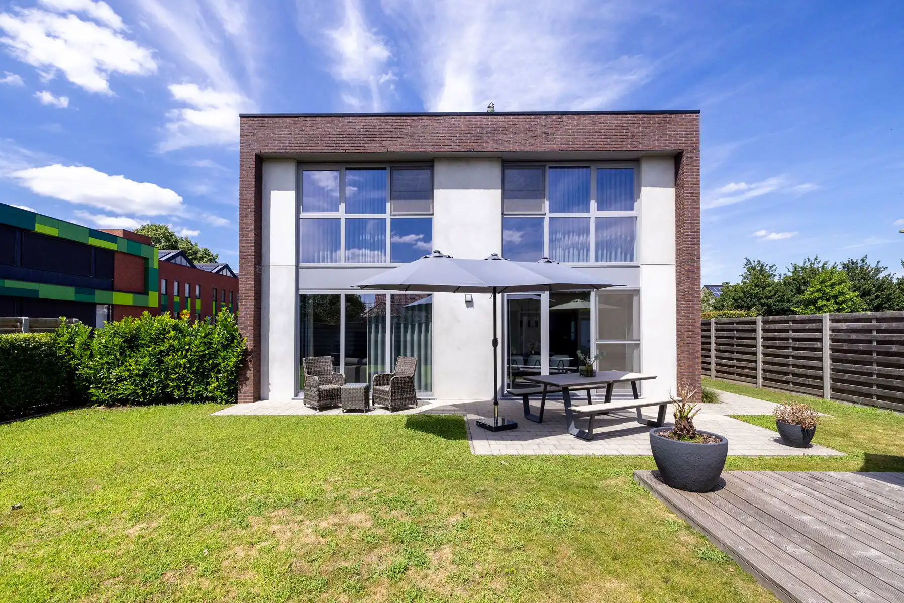 Nieuwbouwwoning op ca. 387 m² met energiezuinig EPC-label A foto {{pictureIndex}}