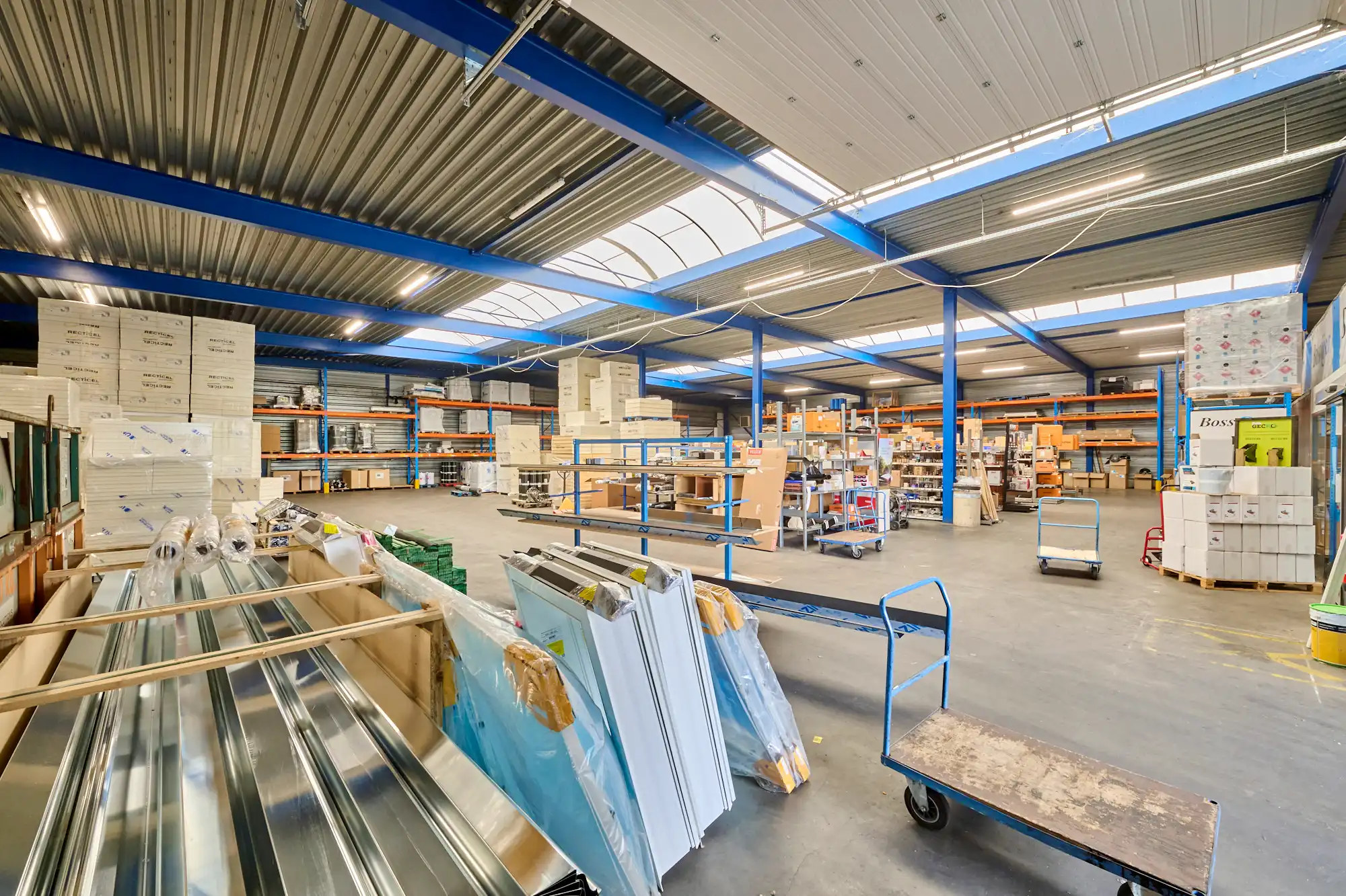 TE KOOP: MAGAZIJNEN MET KANTOREN IN GENK foto 17