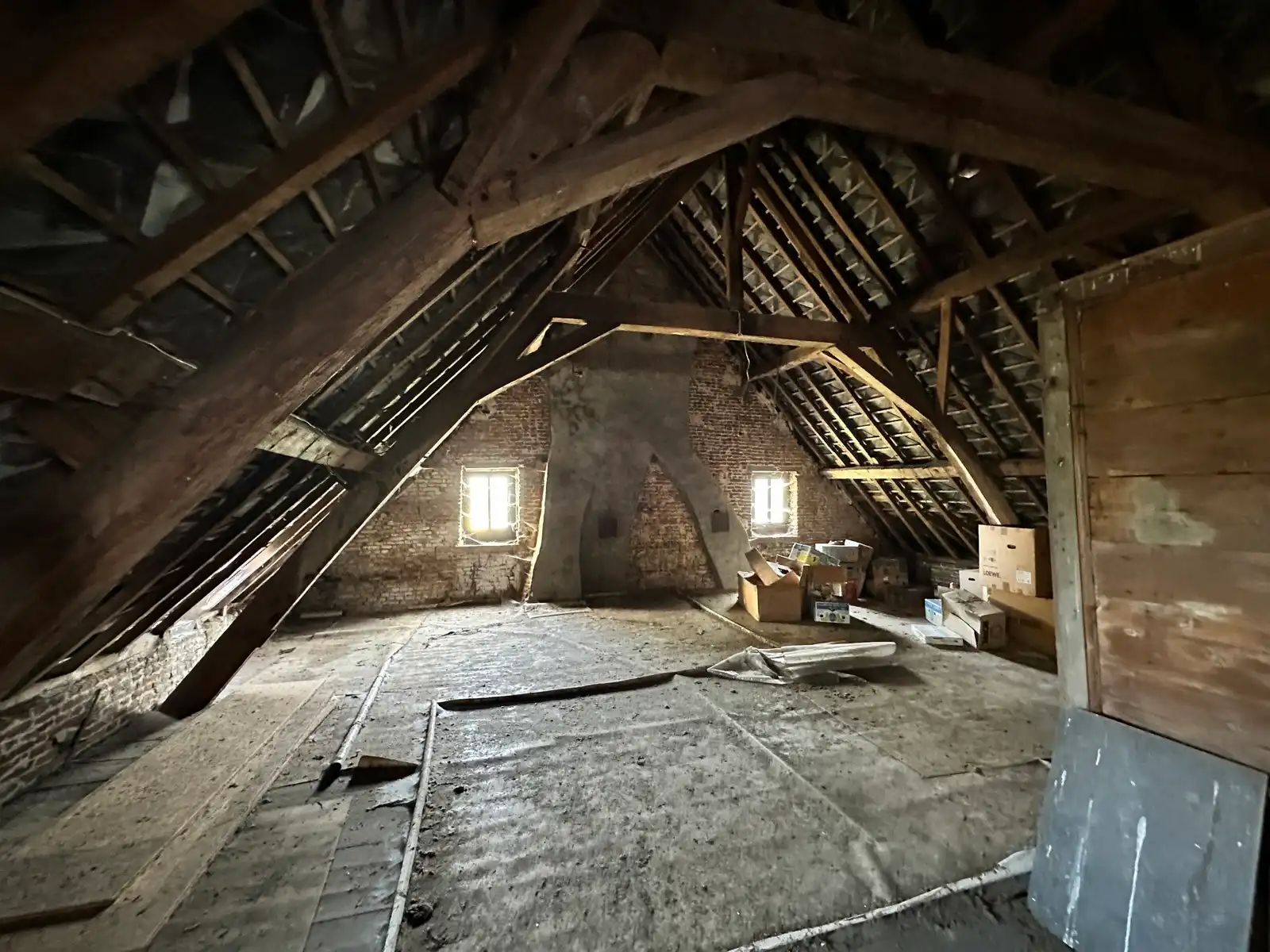 In de schaduw van de kerktoren bevindt zich deze mooie historische idyllische unieke pastorie.   foto 49