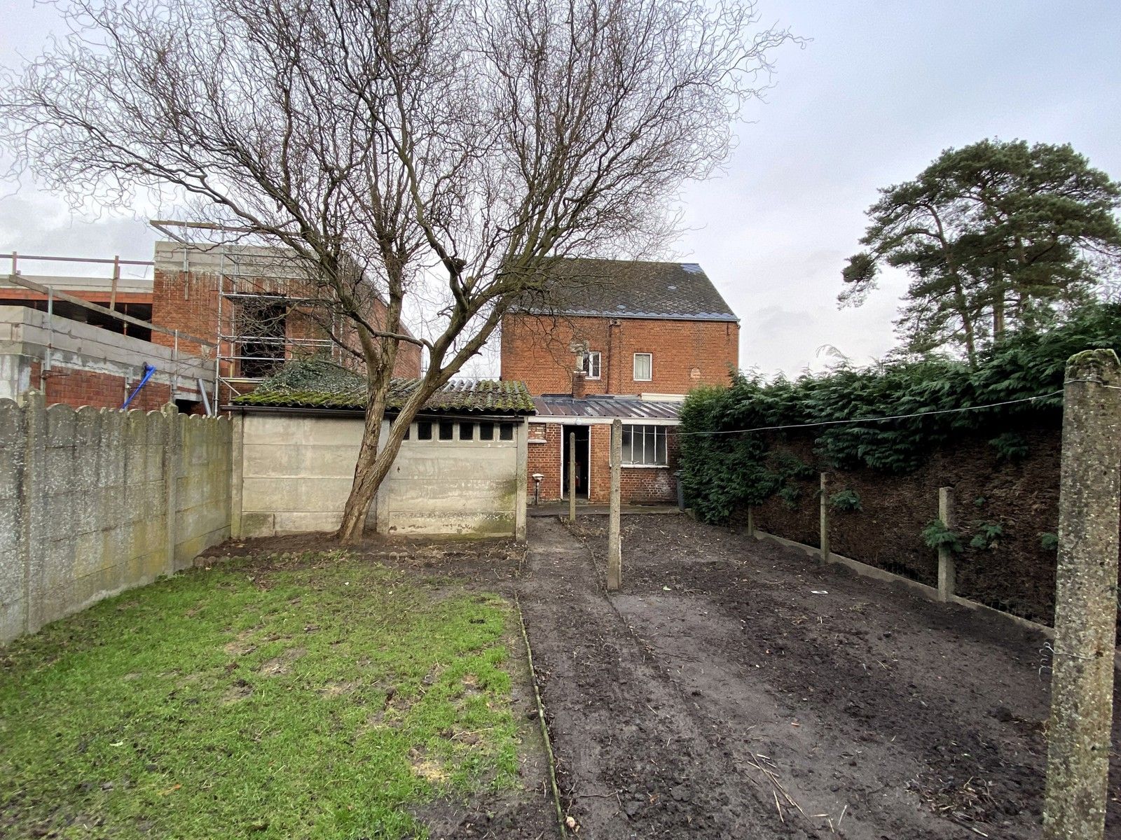 Zeer goed gelegen te renoveren woning foto 16