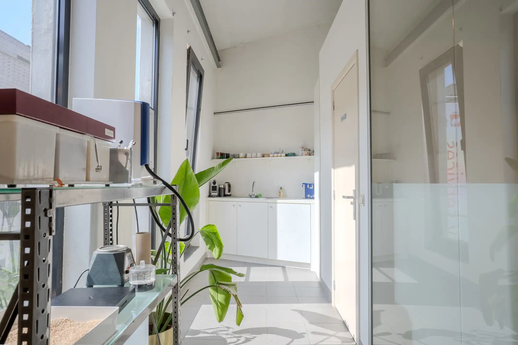 Instapklare kantoorruimte/showroom/atelier te huur foto 8