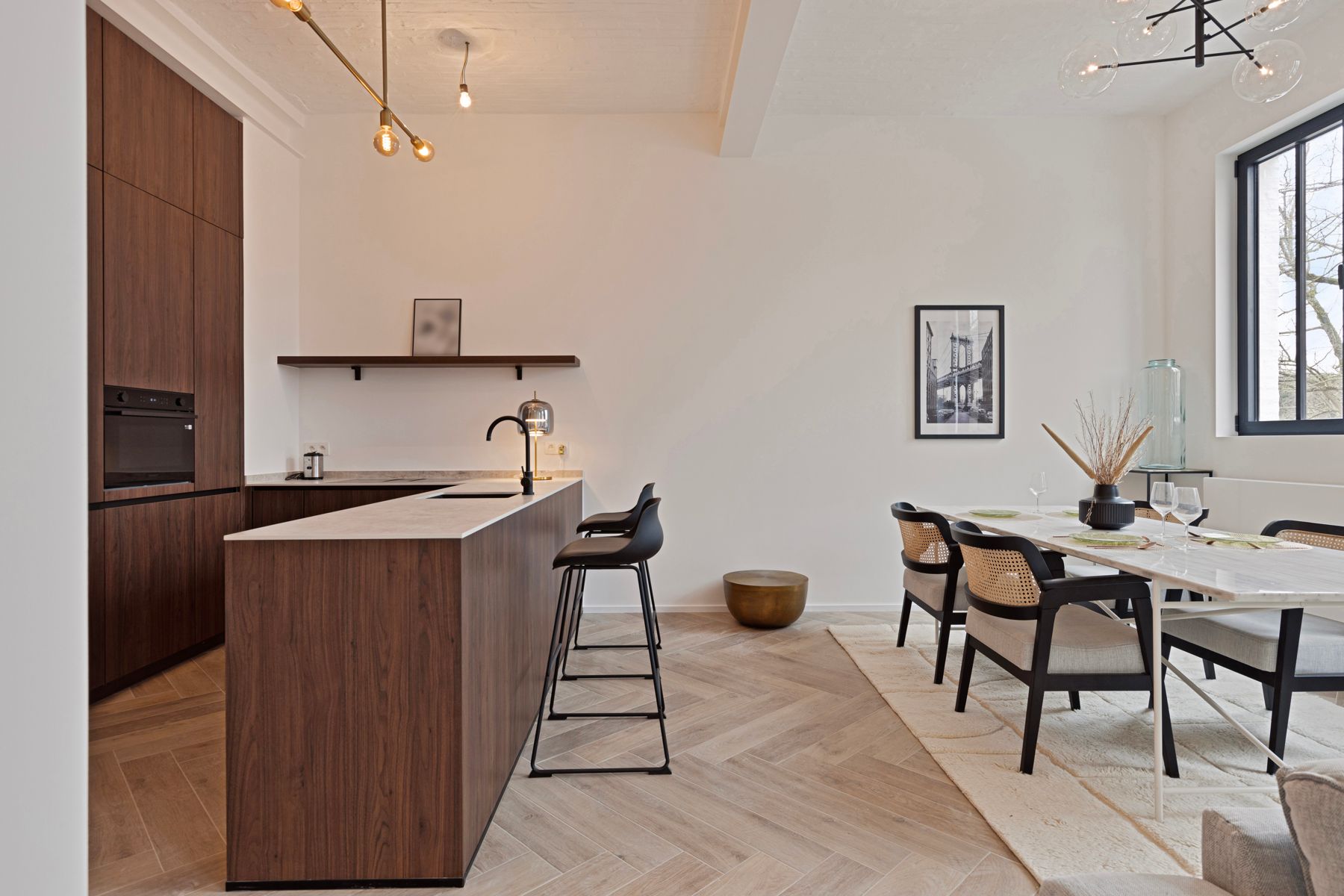 Stijlvol gerenoveerd en bemeubeld 3-slp appartement met tuin foto {{pictureIndex}}