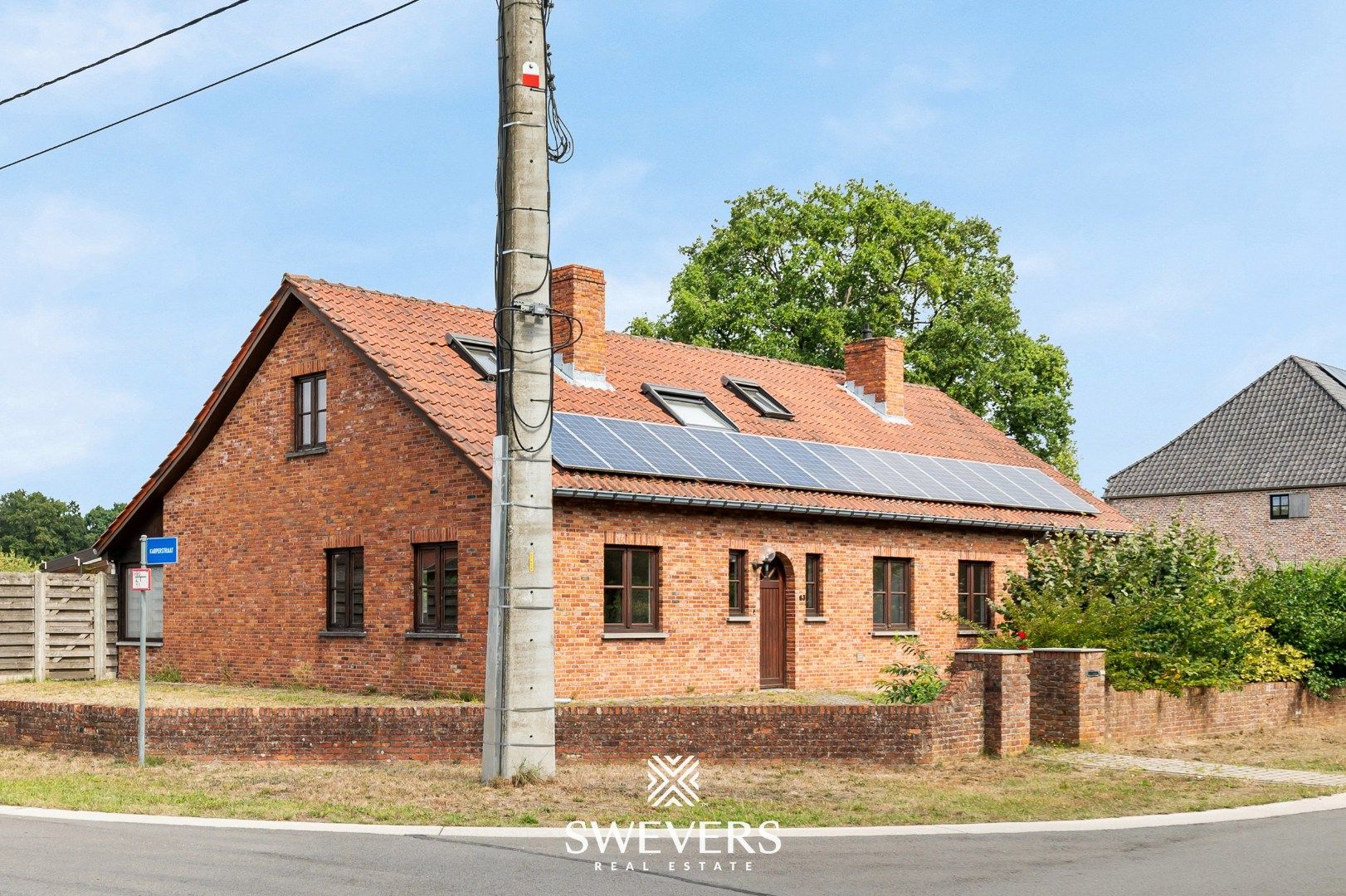 Riante splitlevelwoning op ruim perceel foto {{pictureIndex}}