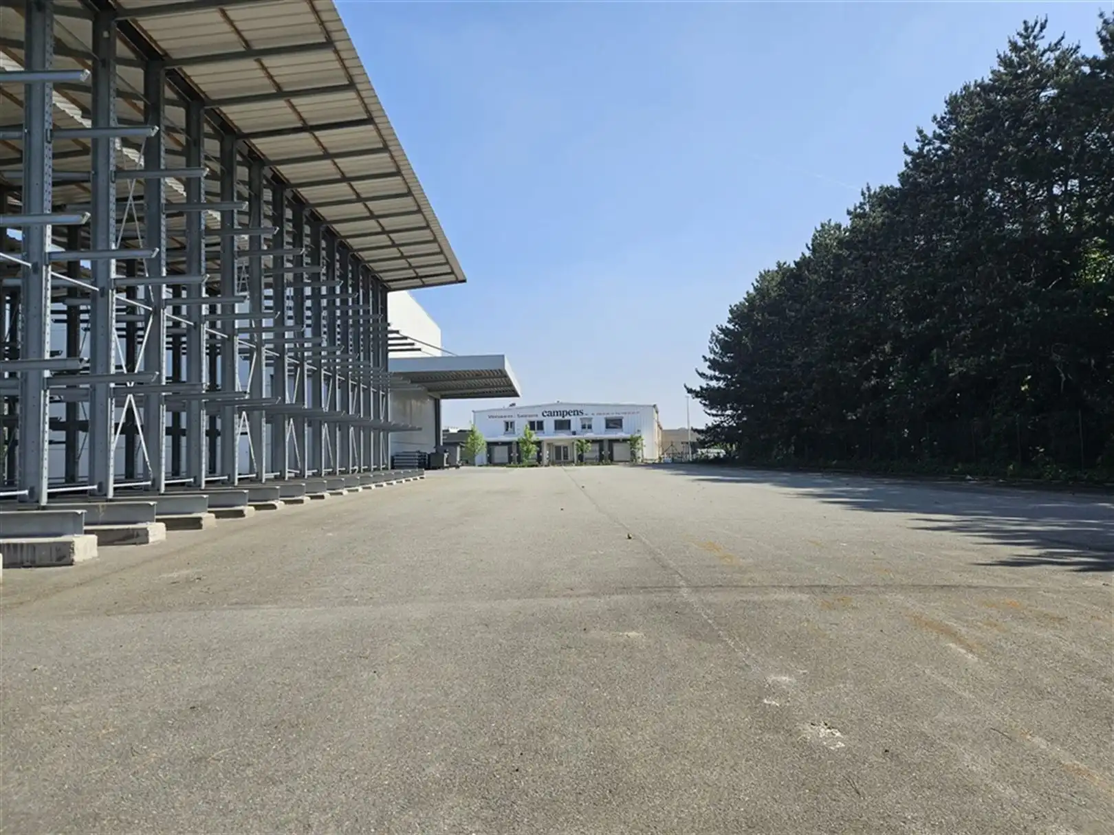 Magazijnen met verhard terrein en kantoren foto 6