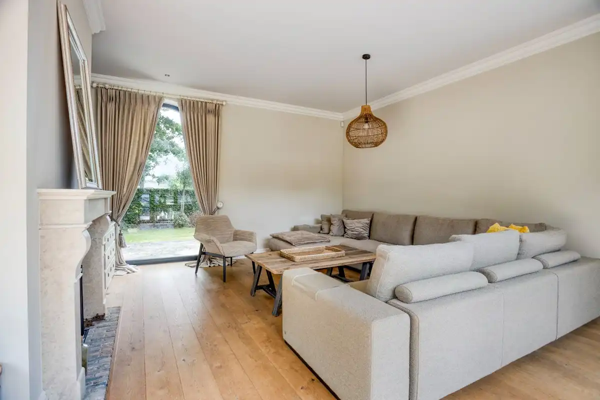 Exclusieve villa met oa 5 slaapkamers en verwarmde zwemvijver  op 2.070 m². foto 4