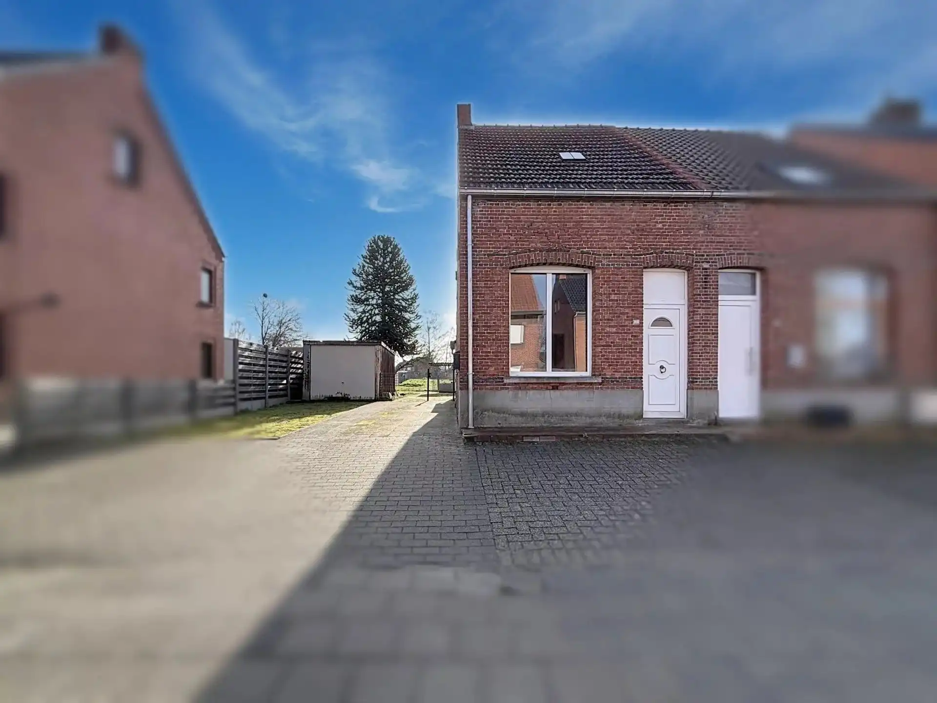 Hoofdfoto van de publicatie: Te renoveren woning op een groot perceel van 13 are te Mol-Ginderbuiten.