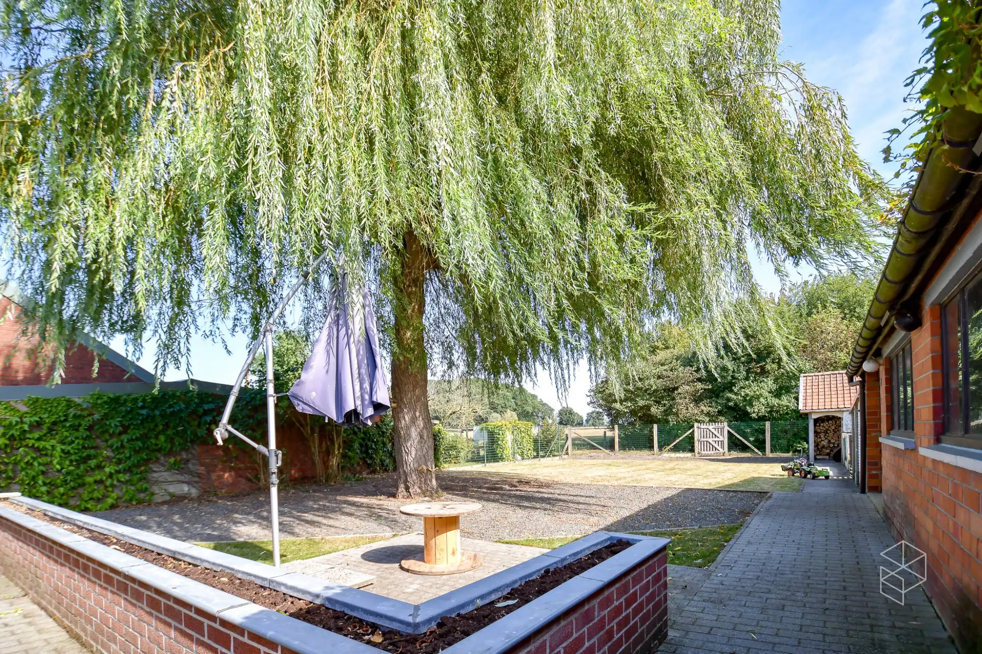 Ruime woning met 3 slaapkamers, inpandige garage en grote tuin foto 3