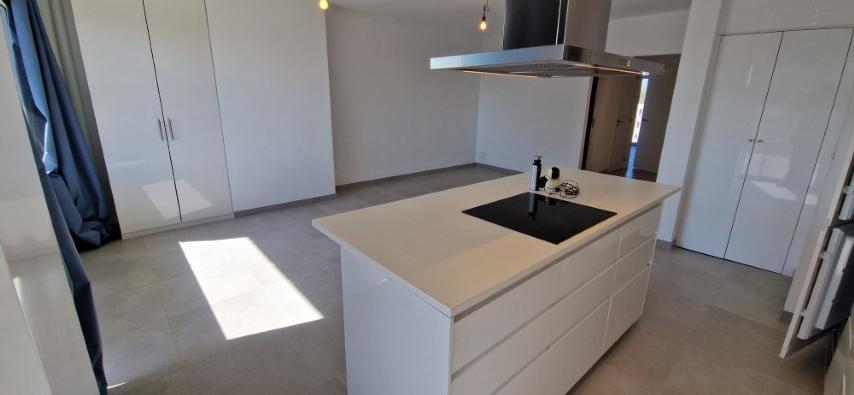 Volledig vernieuwd APPARTEMENT op de 4de verdieping met 2 slaapkamers, ondergrondse kelder en garage in het hoofdgebouw foto 12