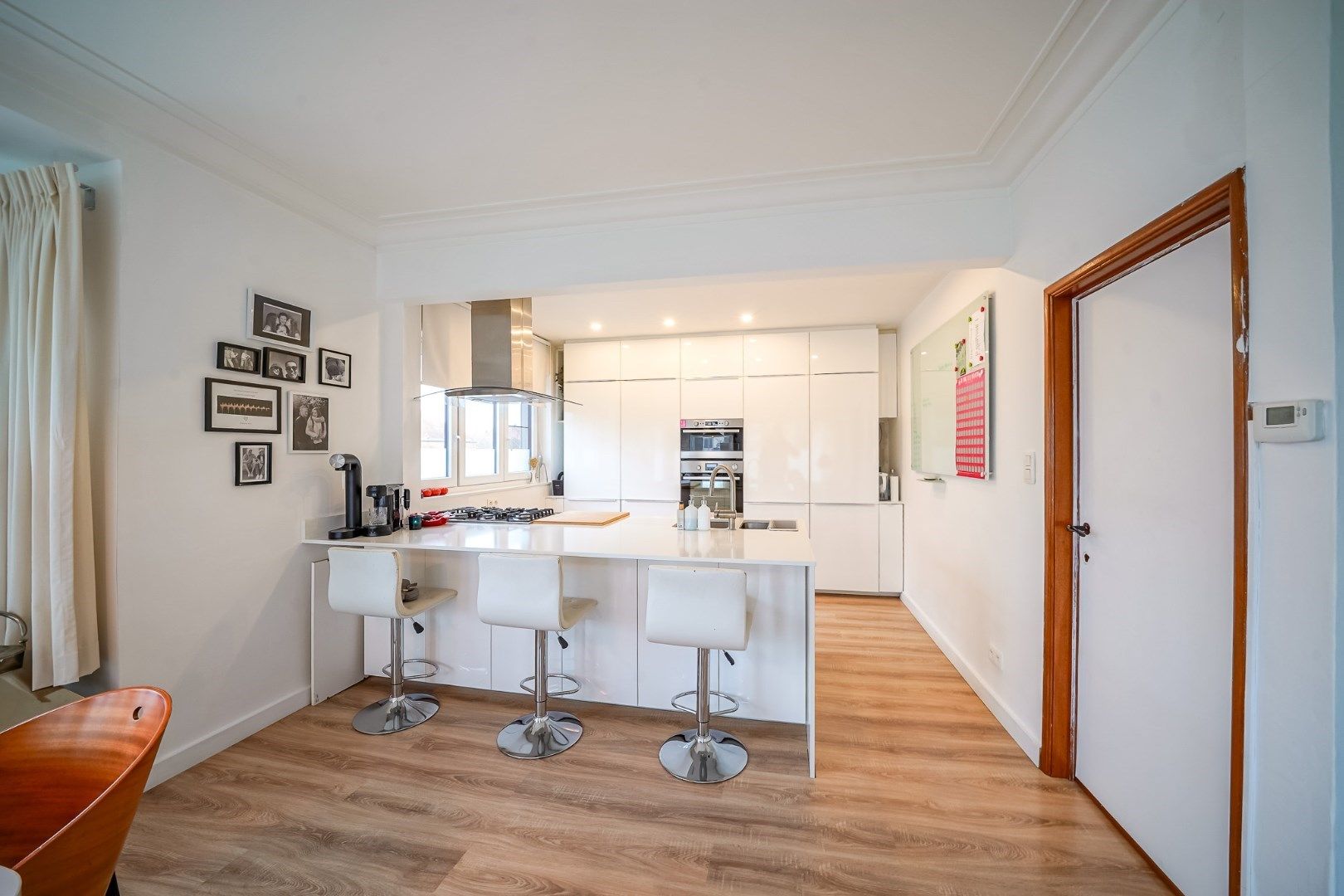 Instapklare hoekwoning met 4 slaapkamers en 4 garages foto 10