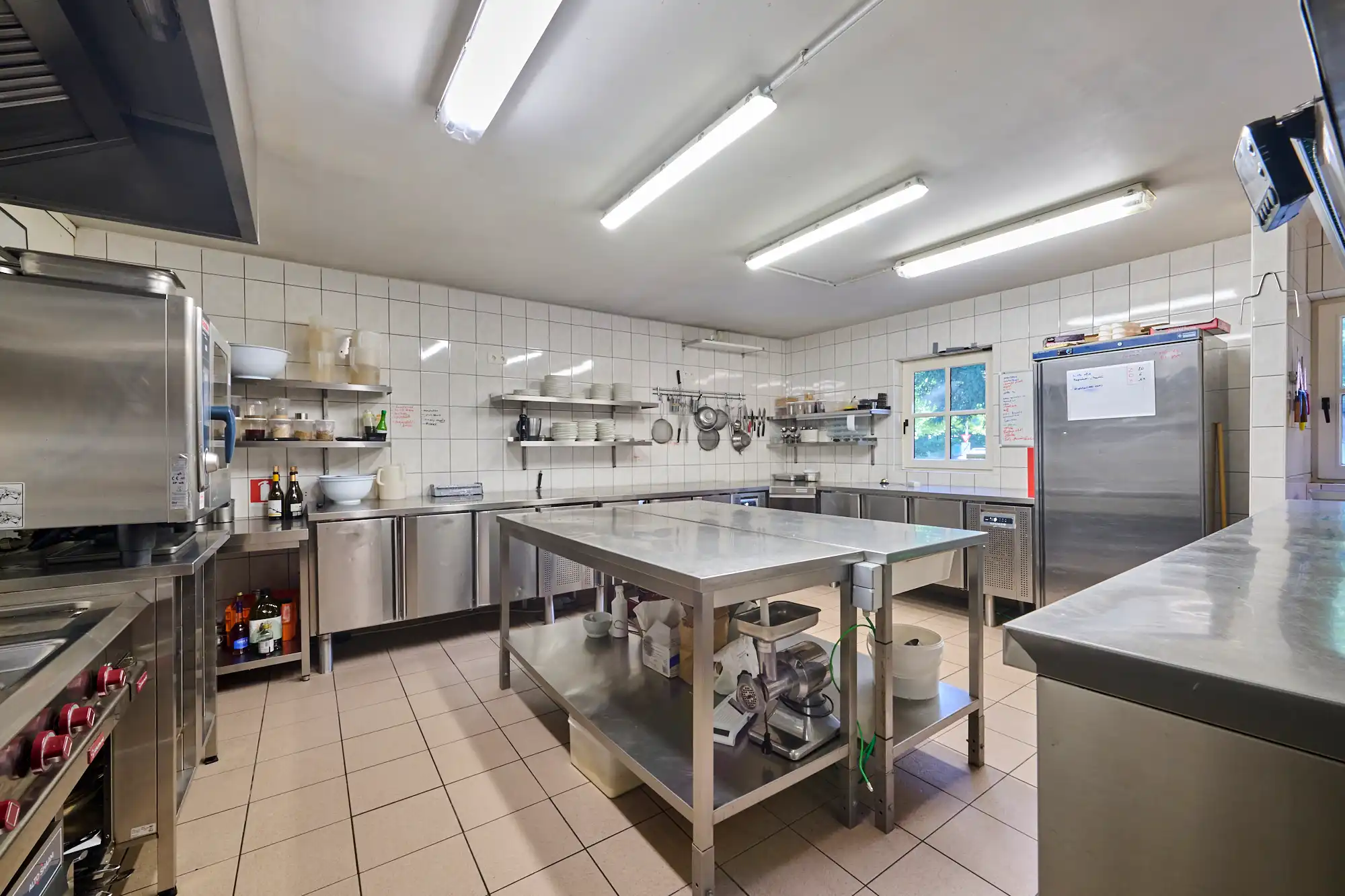 Veelzijdig pand te koop in Genk met parkeergelegenheid foto 20