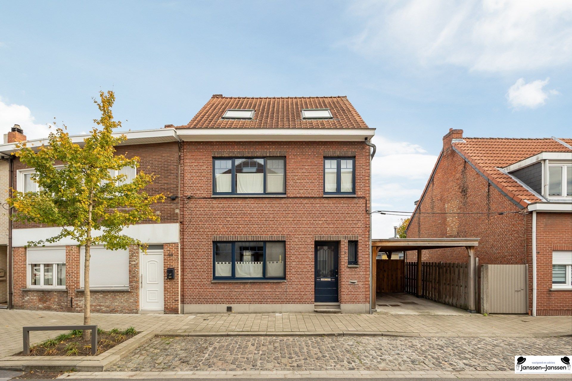 Prachtig gerenoveerde woning met 3 slaapkamers en groene tuin in Ekeren! foto {{pictureIndex}}