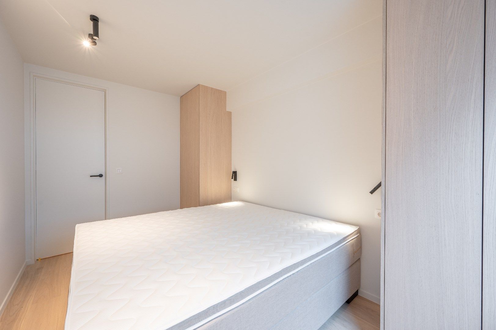 Volledig gerenoveerd HOEK-appartement ideale ligging te Lippenslaan foto 7