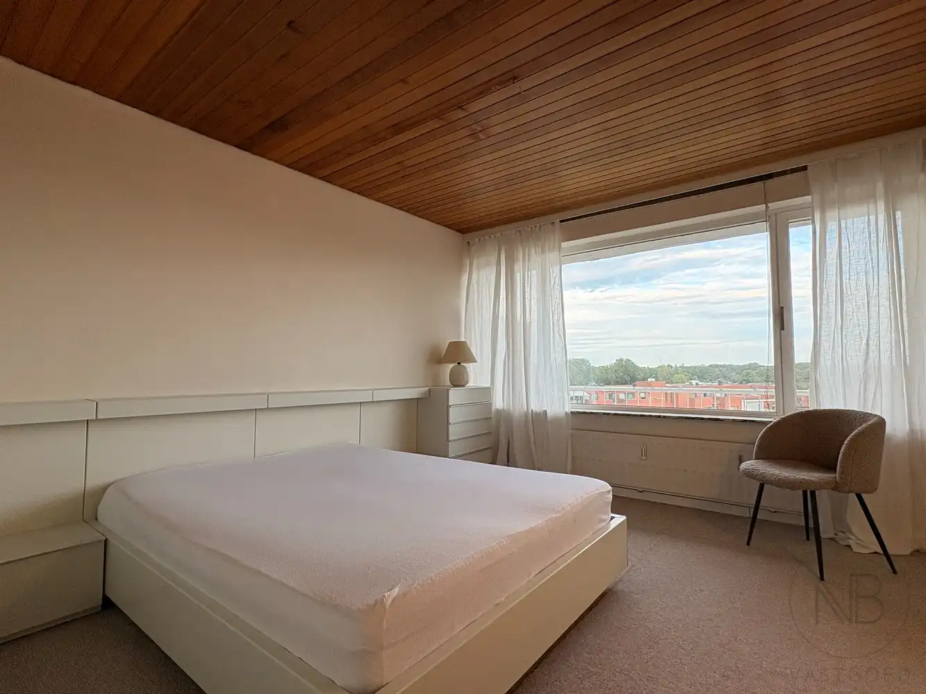 Stijlvol gerenoveerd en bemeubeld appartement met panoramisch uitzicht in hartje Genk foto 7