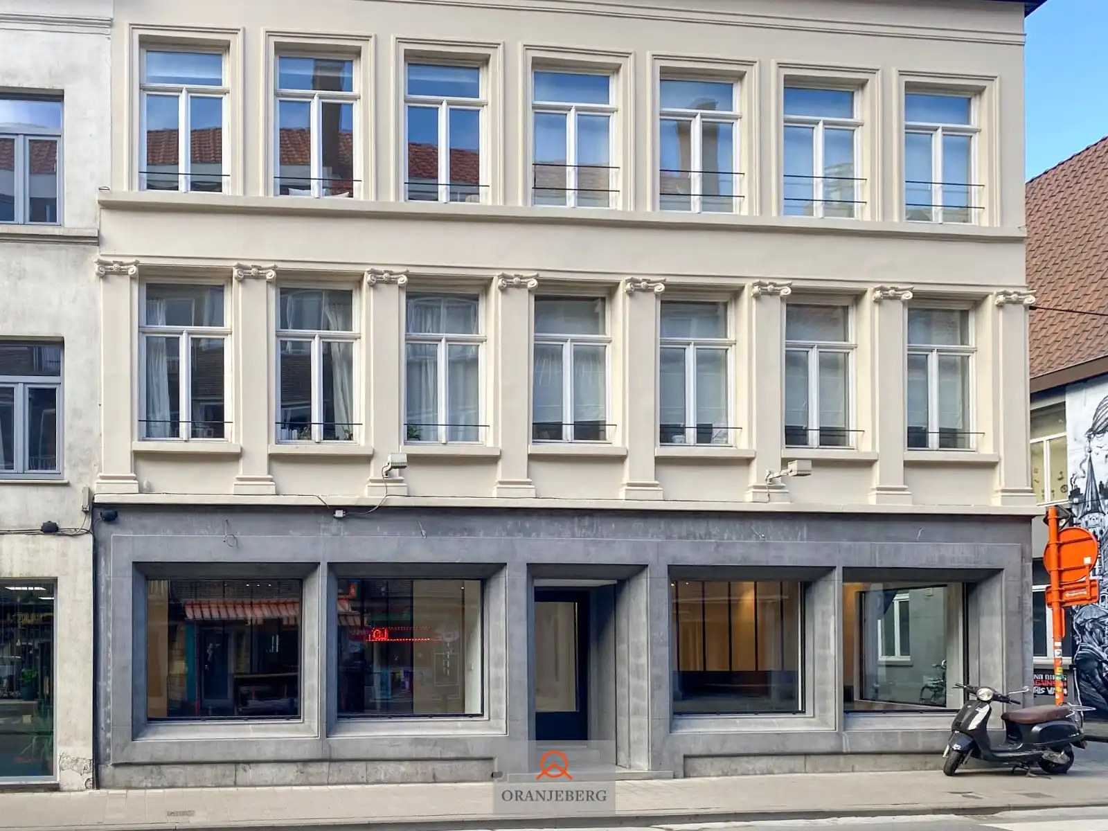 Prachtig handelsgelijkvloers in centrum Gent foto {{pictureIndex}}