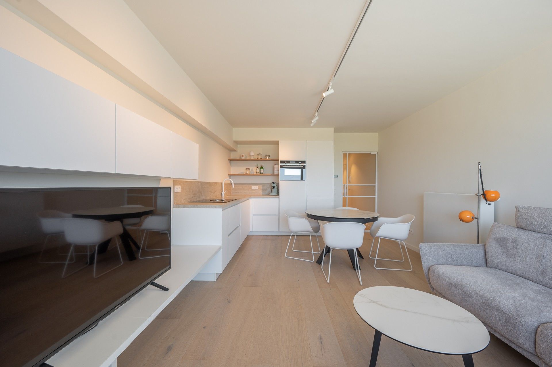 Gemeubeld: gerenoveerd appartement met prachtig zicht op de Baai van Heist! foto 5