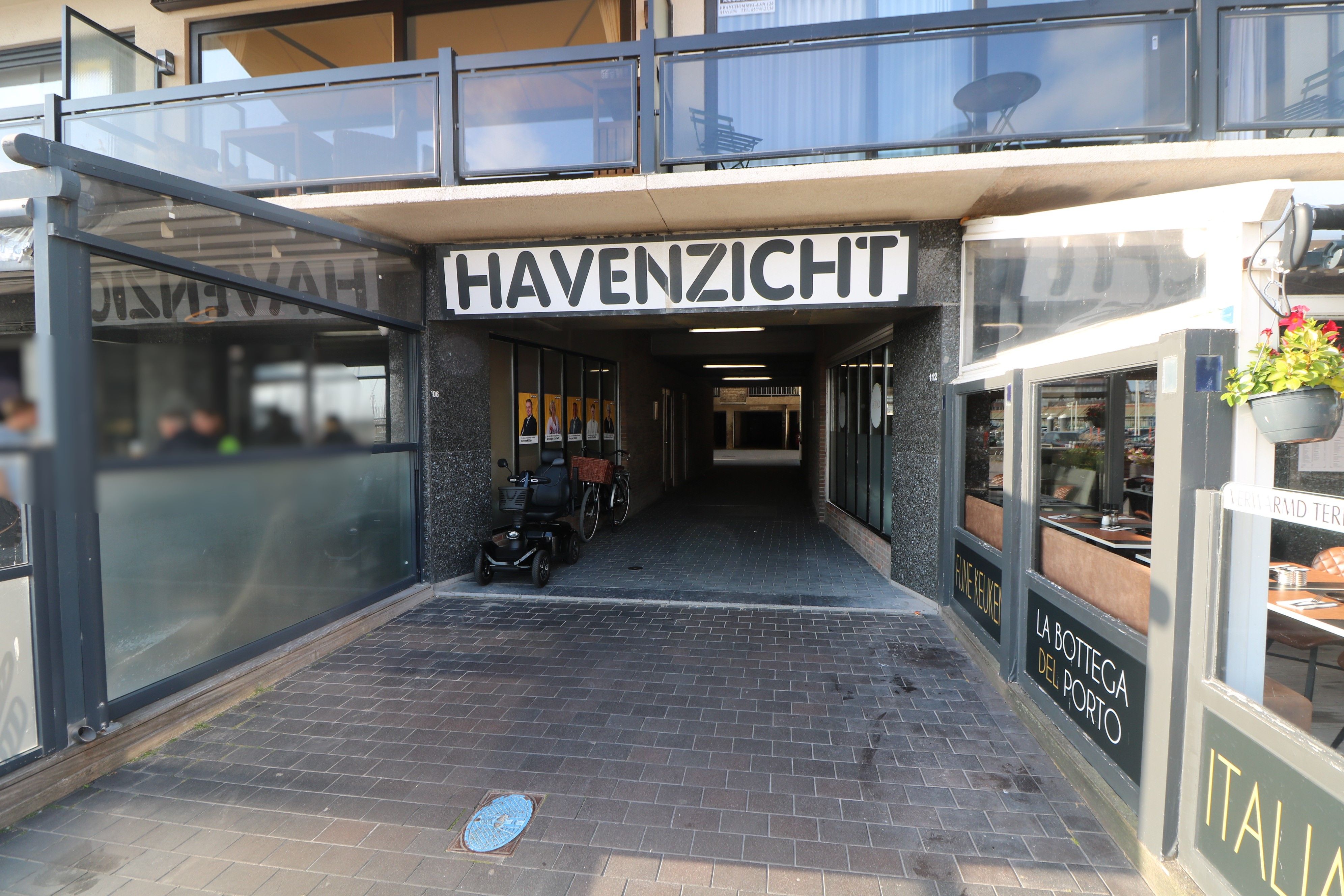 Autostandplaats aan de jachthaven (Franchommelaan) vlak aan de achterzijde van de Zeedijk. foto 2