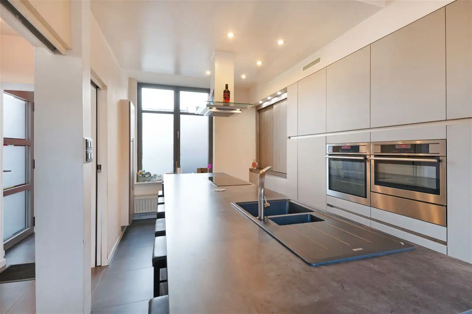 Instapklare woning met 3 slaapkamers en private parking foto 4