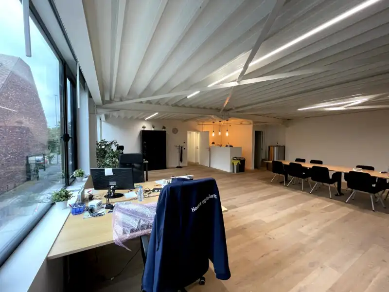Recent gerenoveerd kantoor met magazijn en 2 privatieve parkeerplaatsen op toplocatie in Melle foto 5