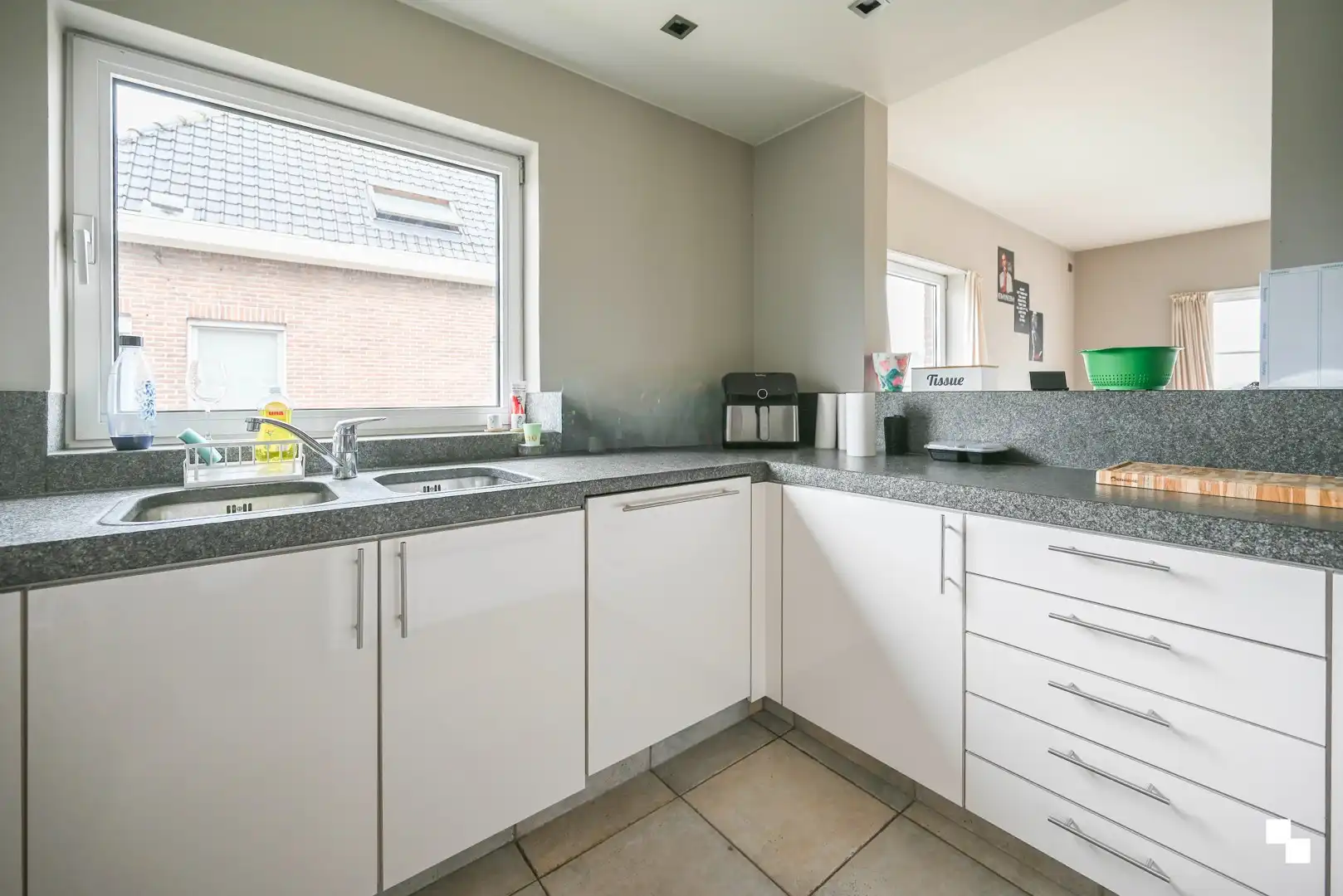 Zeer ruim appartement in het centrum van Oostrozebeke foto 6
