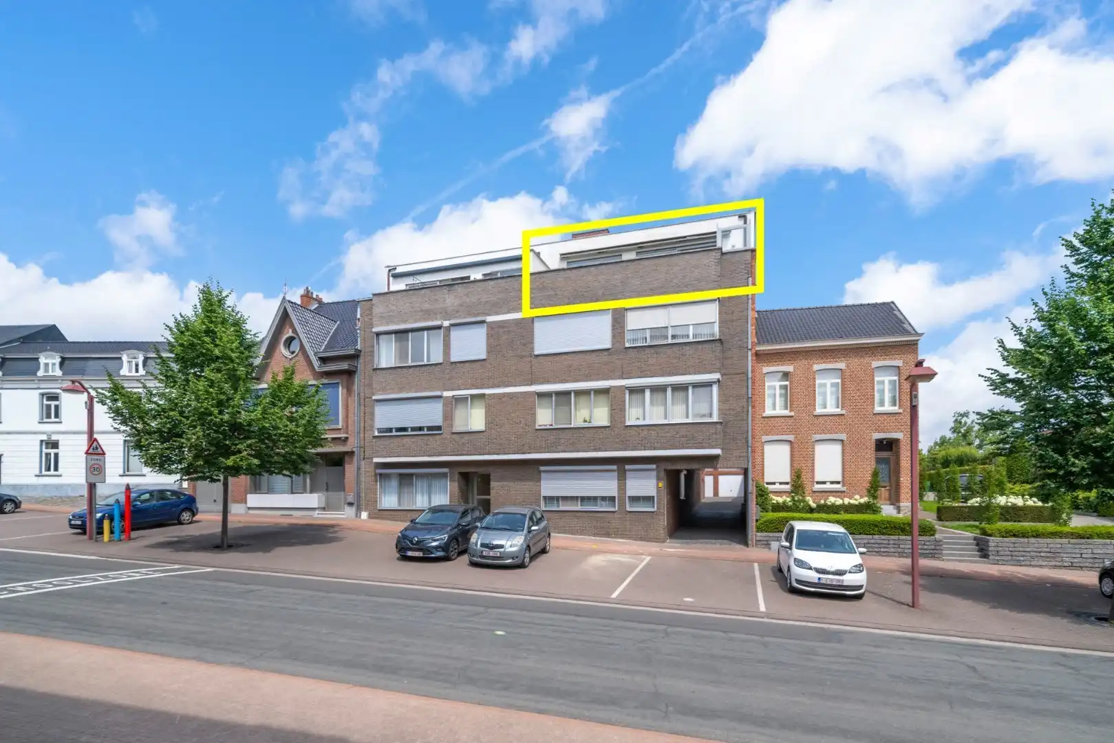 Ruim appartement op de 3° verdieping in hartje Hoeselt, met 3 slaapkamers, garage en prachtig terras met panoramisch uitzicht.  foto 2