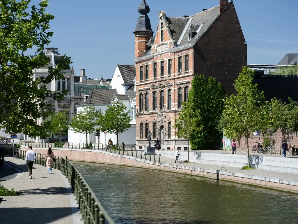 Te renoveren woning (163 m²) op een absolute toplocatie aan het water foto 8