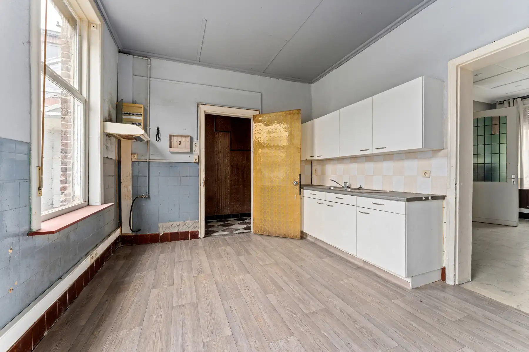 Ruime te renoveren woning met garage in centrum Kortemark foto 6