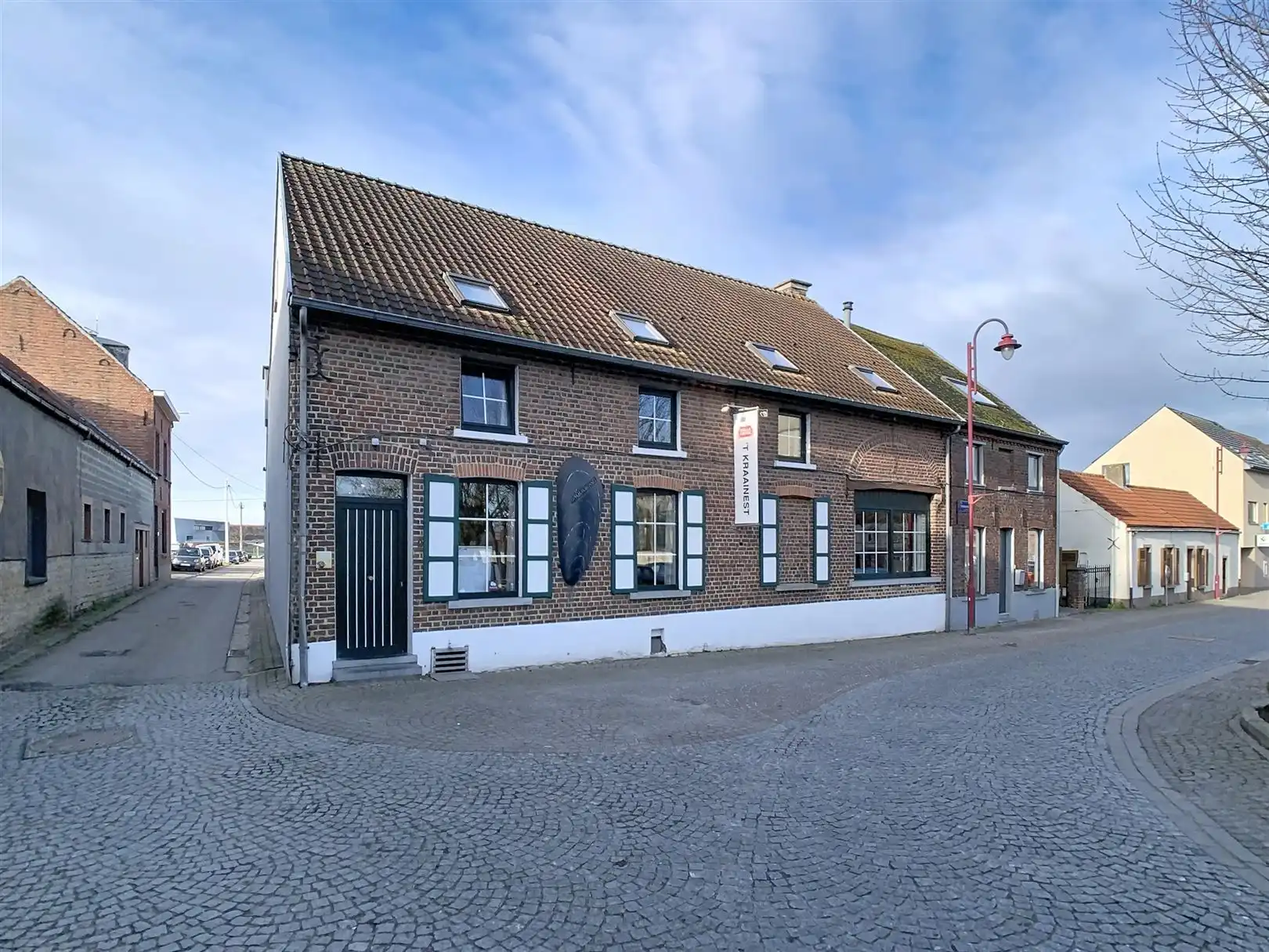 Gebouw met ruim 4 slaapkamer appartement en gelijkvloerse handelszaak foto {{pictureIndex}}