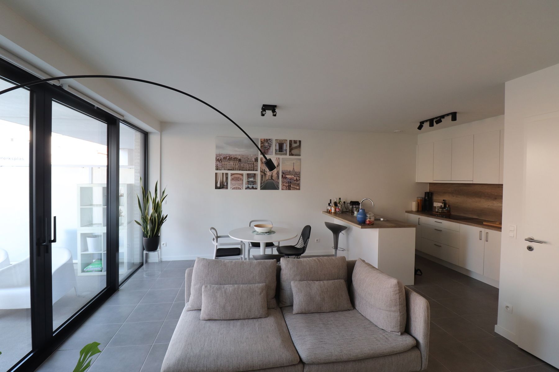 Prachtig 2-slaapkamerappartement met lift op de 1ste verdieping links met zonnig terras, ondergrondse autostaanplaats en berging. foto 3