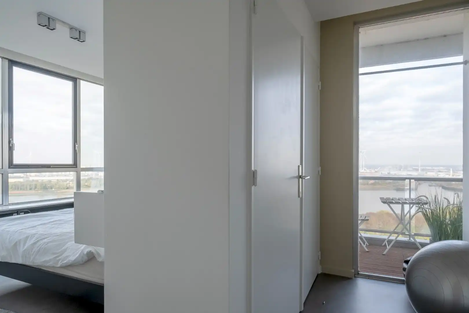 Gemeubeld appartement met prachtig uitzicht foto 16
