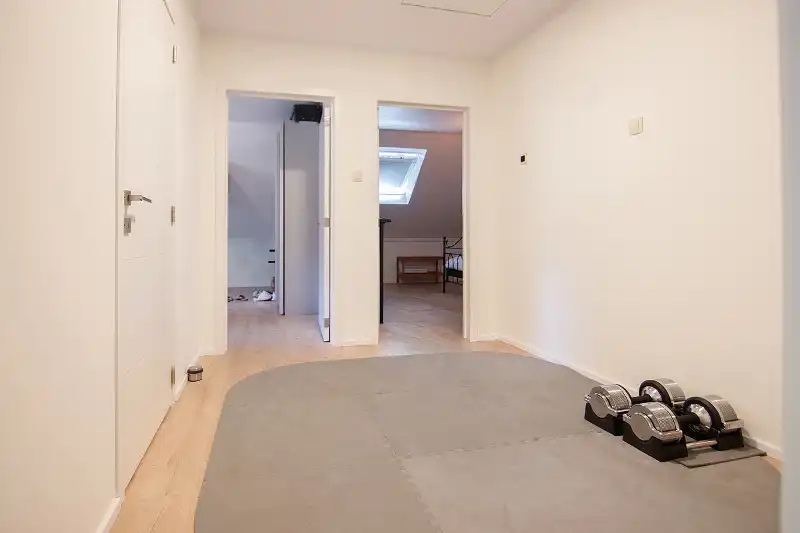 Rustig gelegen, ruime woning op een perceel van 6 aren 65 centiaren. Riante indeling met 4 slaapkamers en een open leefruimte die uitgeeft op de tuin. foto 15