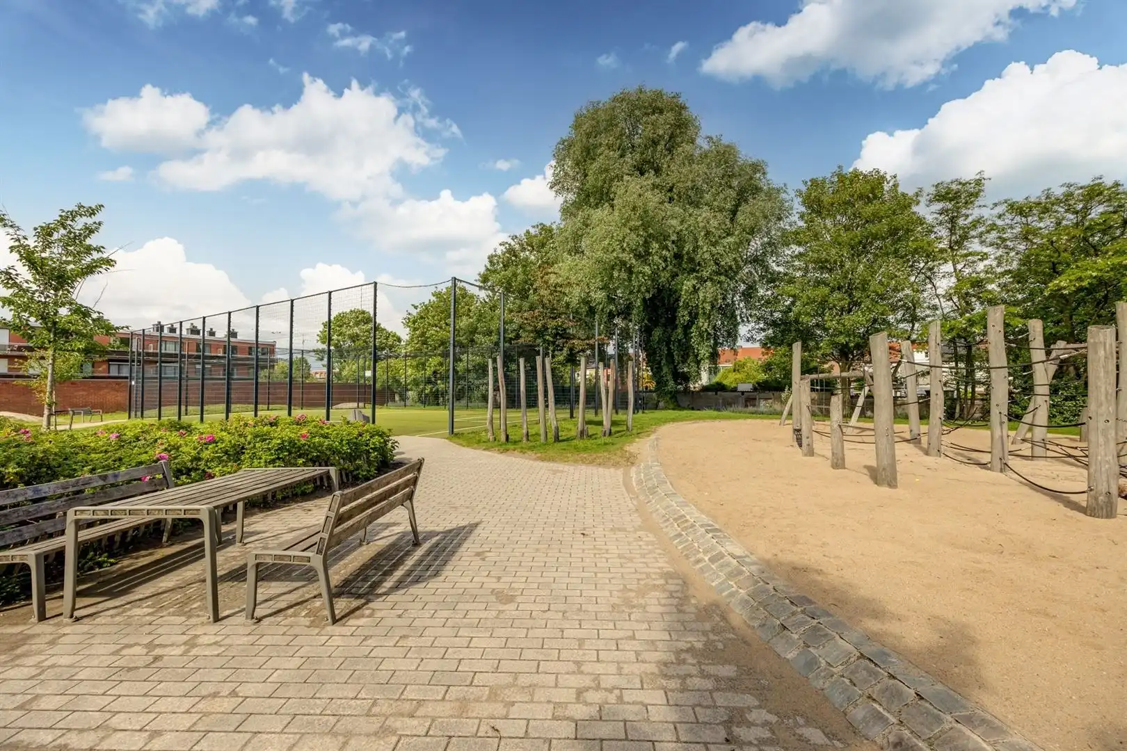 Ruime gezinswoning met zonnige tuin en renovatiepotentieel foto 33