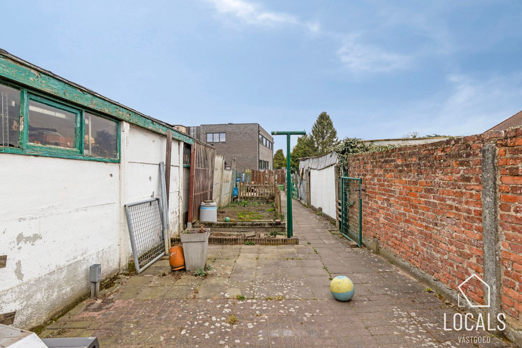 Instapklare gezinswoning met stadstuin en parkeerplaats foto 13