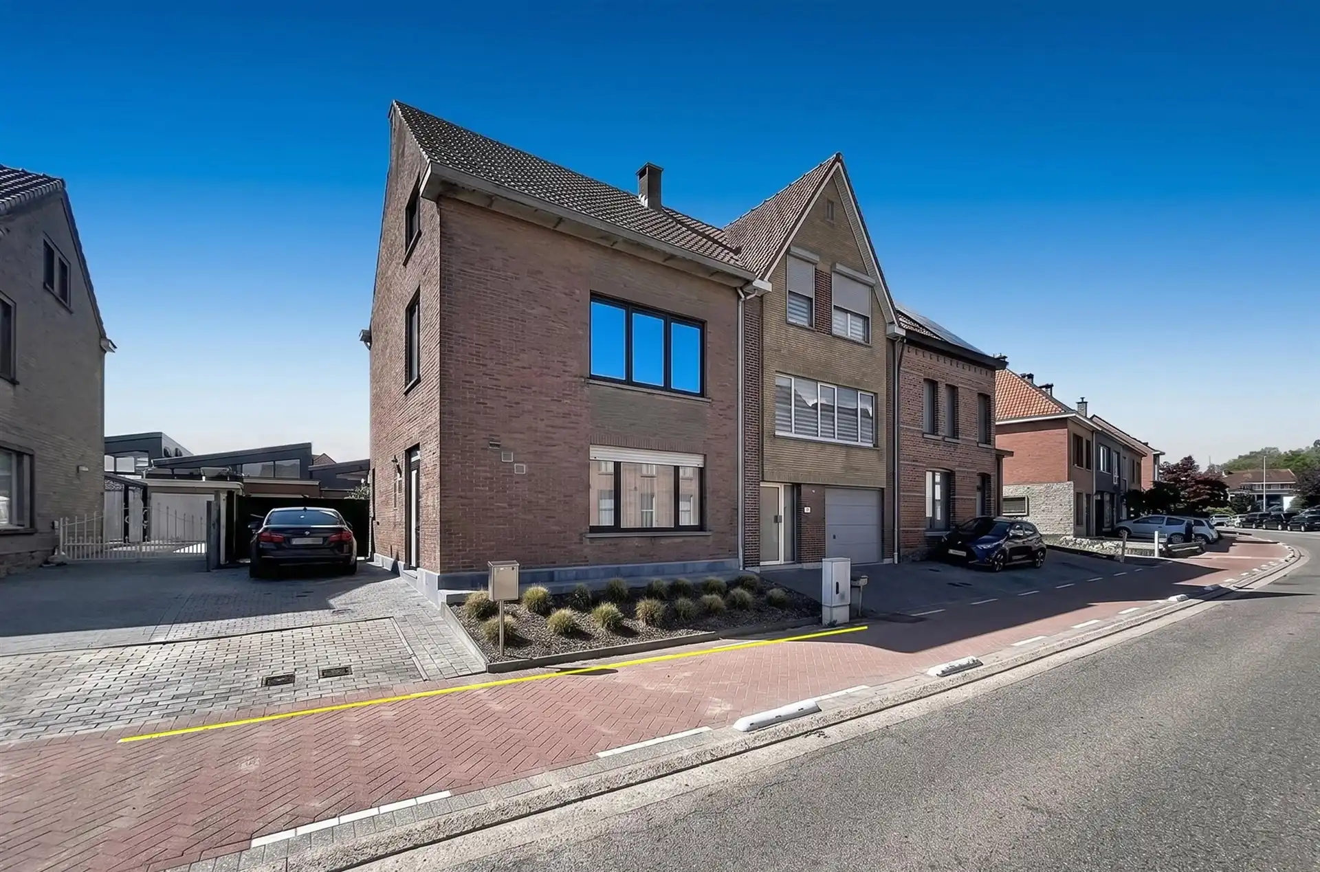 Hoofdfoto van de publicatie: Half open bebouwing met 3 slaapkamers en garage op perceel van 315m²