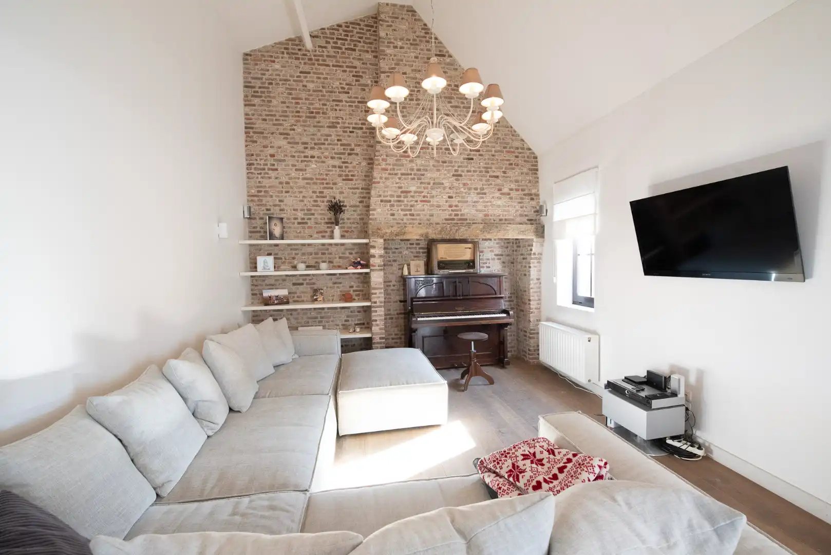 Charmante en ruime woning te huur met tuin en garage. foto 4