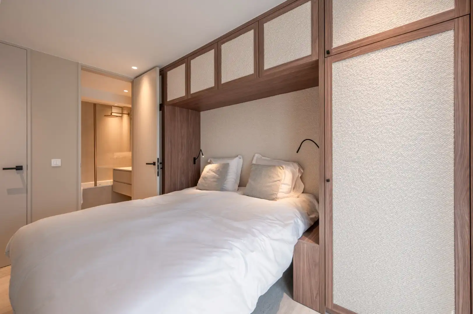 Zeedijk Zoute: Fenomenaal en frontaal zeezicht vanop een totaal gerenoveerd appartement  foto 9