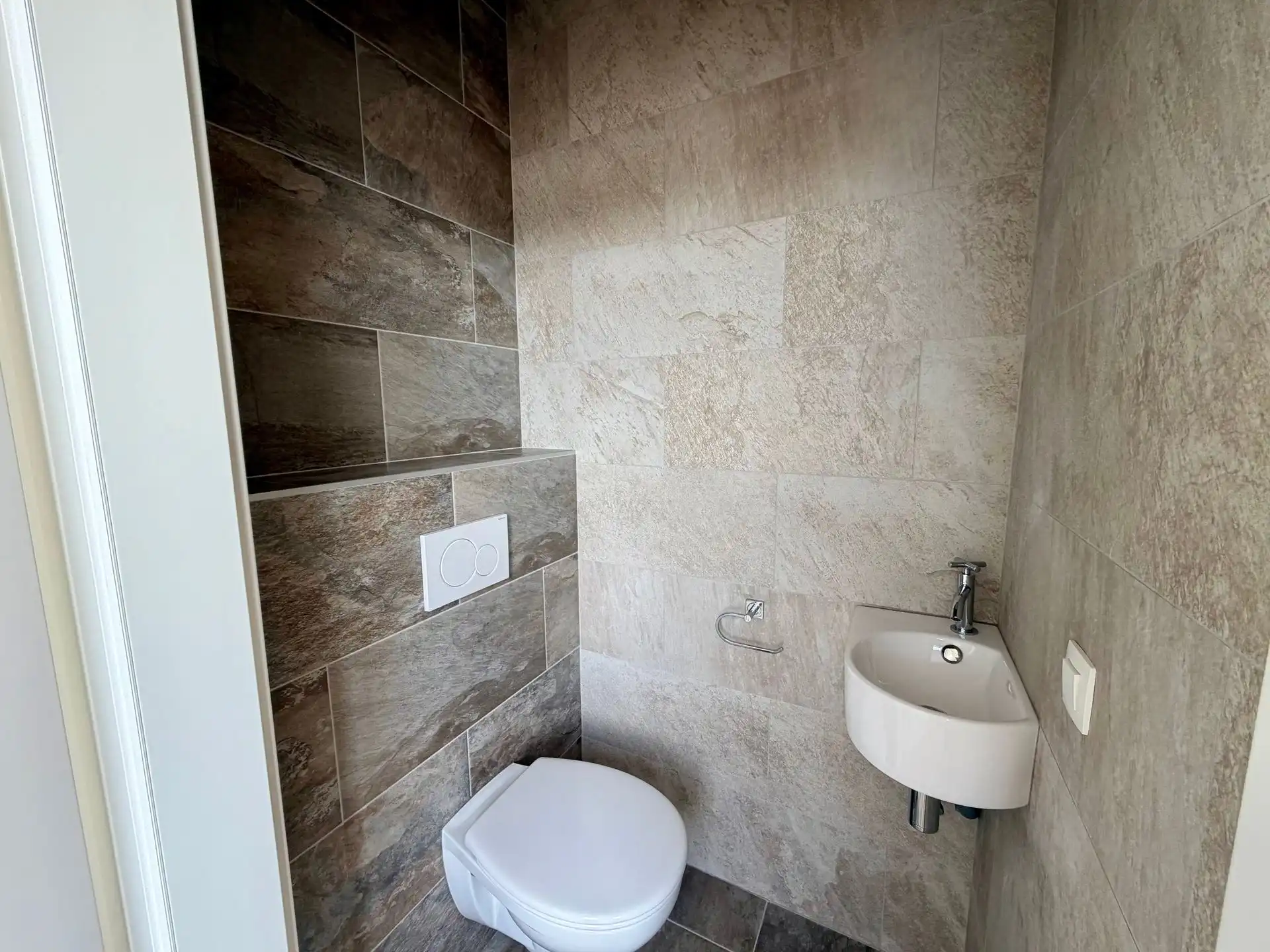 Volledig vernieuwd en instapklaar gelijkvloers appartement met 2 slaapkamers. foto 6