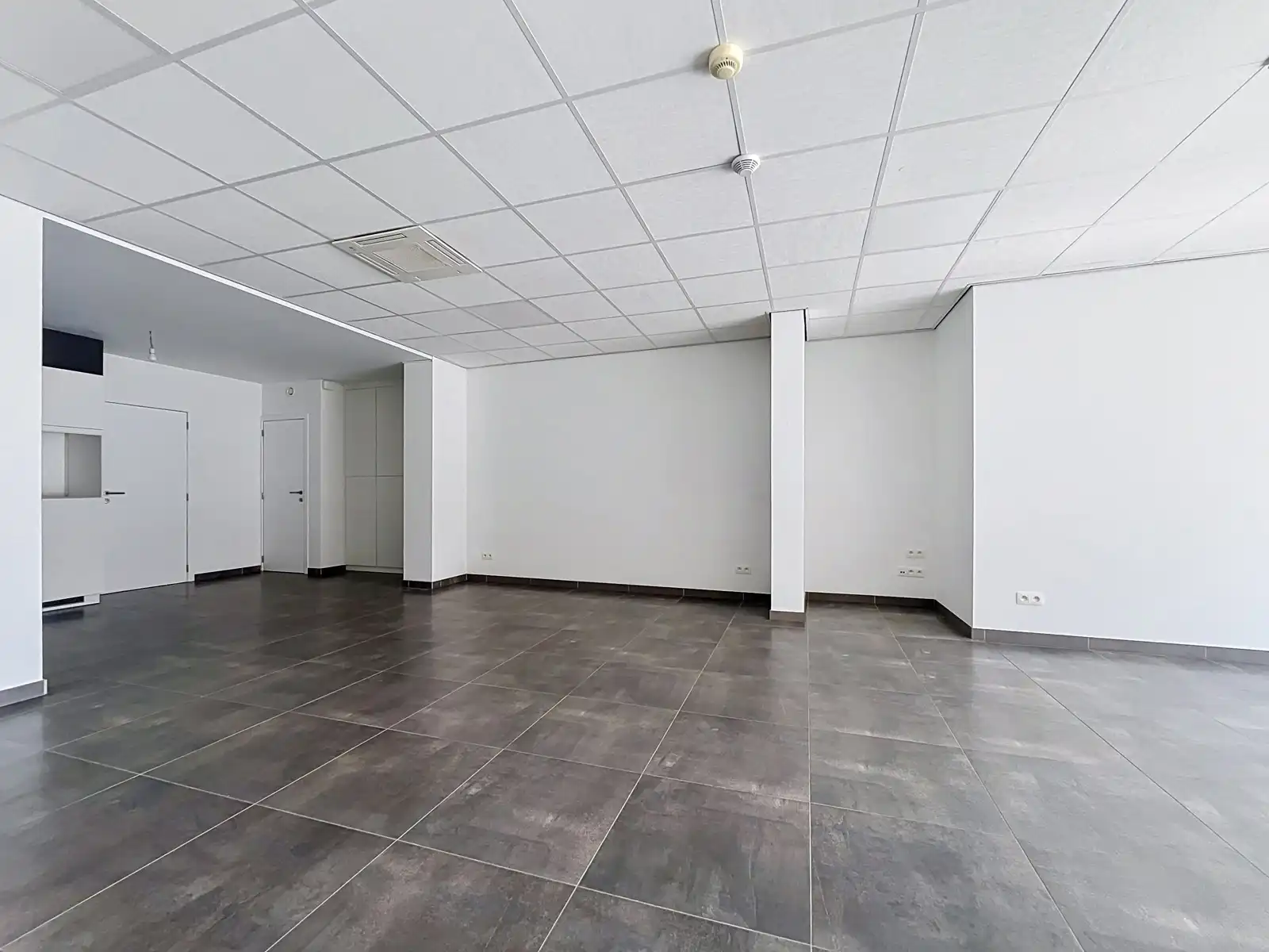 Handelspand te huur nabij het centrum van Tienen foto 7