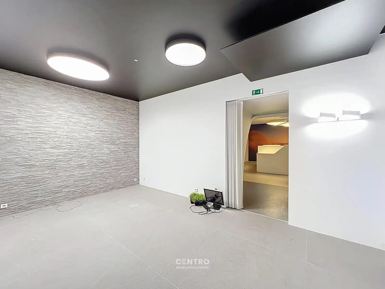 TOONZAAL van 1.000m² met optioneel MAGAZIJN en private PARKING vlak bij de RING van Poperinge ! foto 15