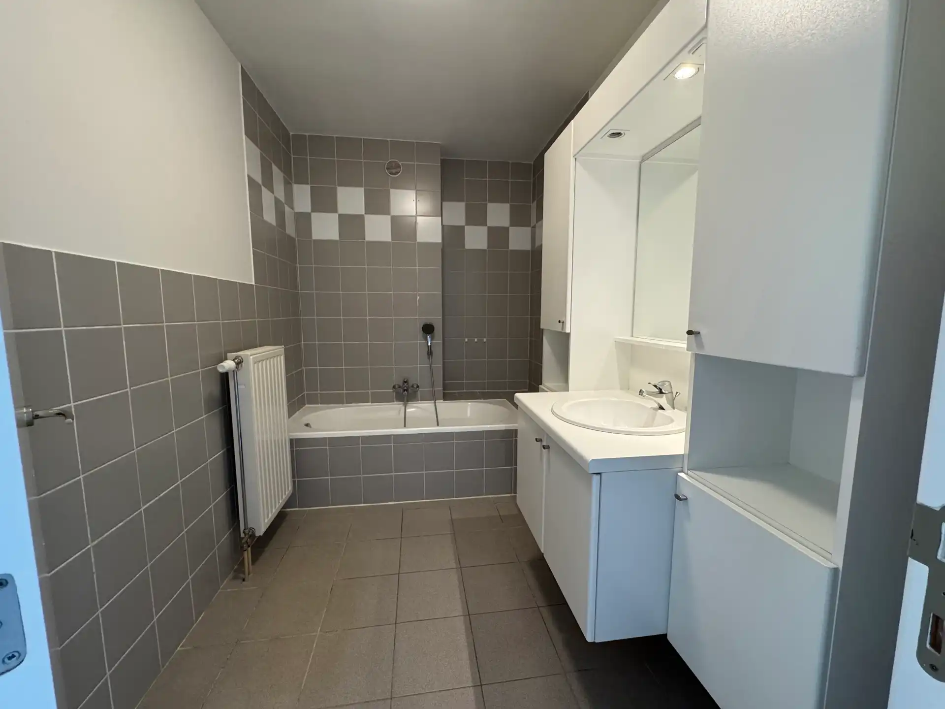 Instapklaar 2slpk appartement met staanplaats in Willebroek foto 5