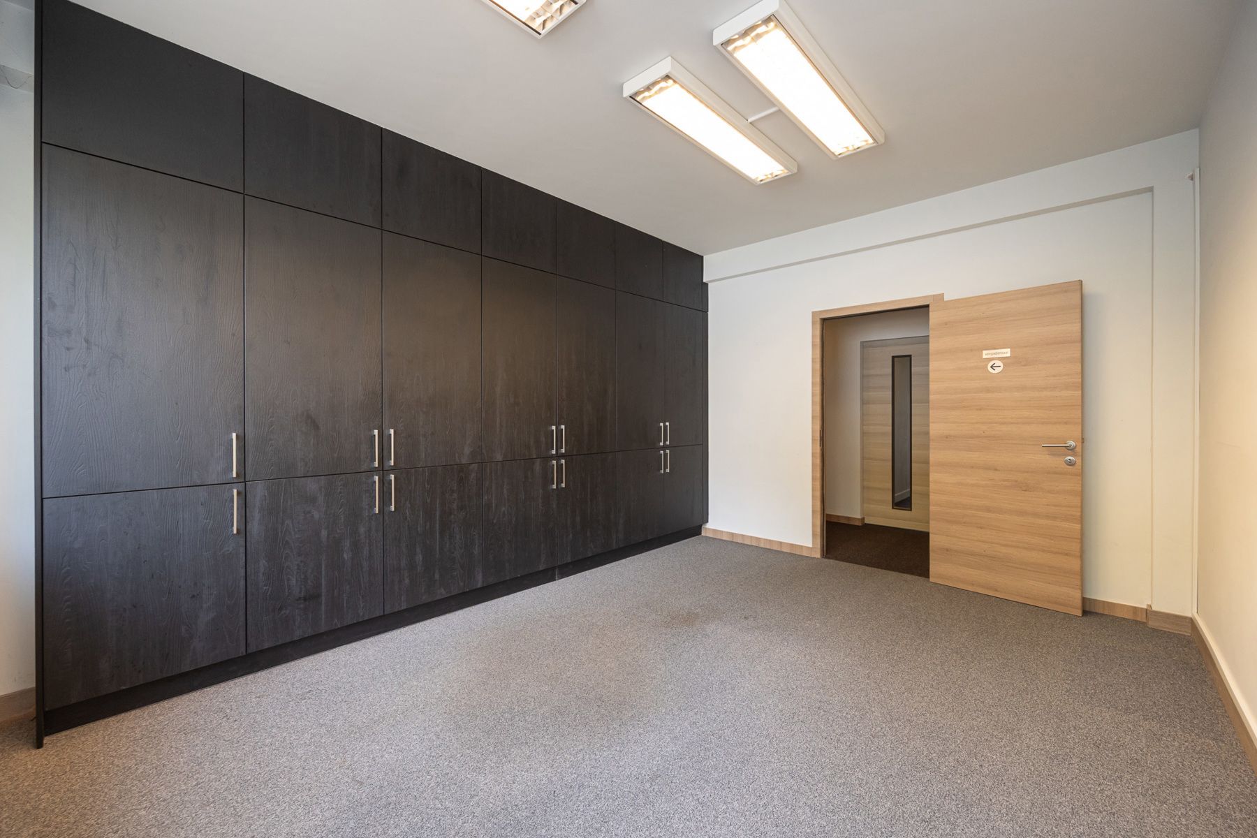 Kantoorgebouw met 2 garages en gunstig EPC nabij Antwerpen centrum en Antwerpse haven! foto 8