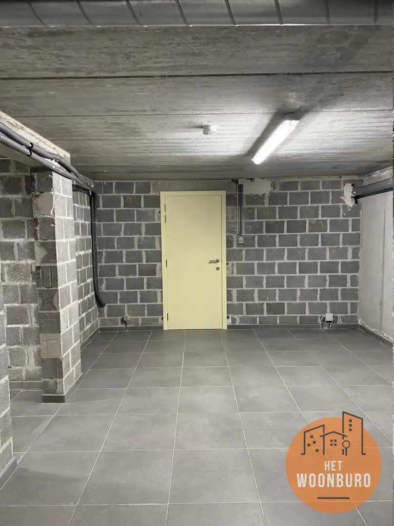 Woning halfopen bebouwing met garage, ruime kelder en tuin foto 20