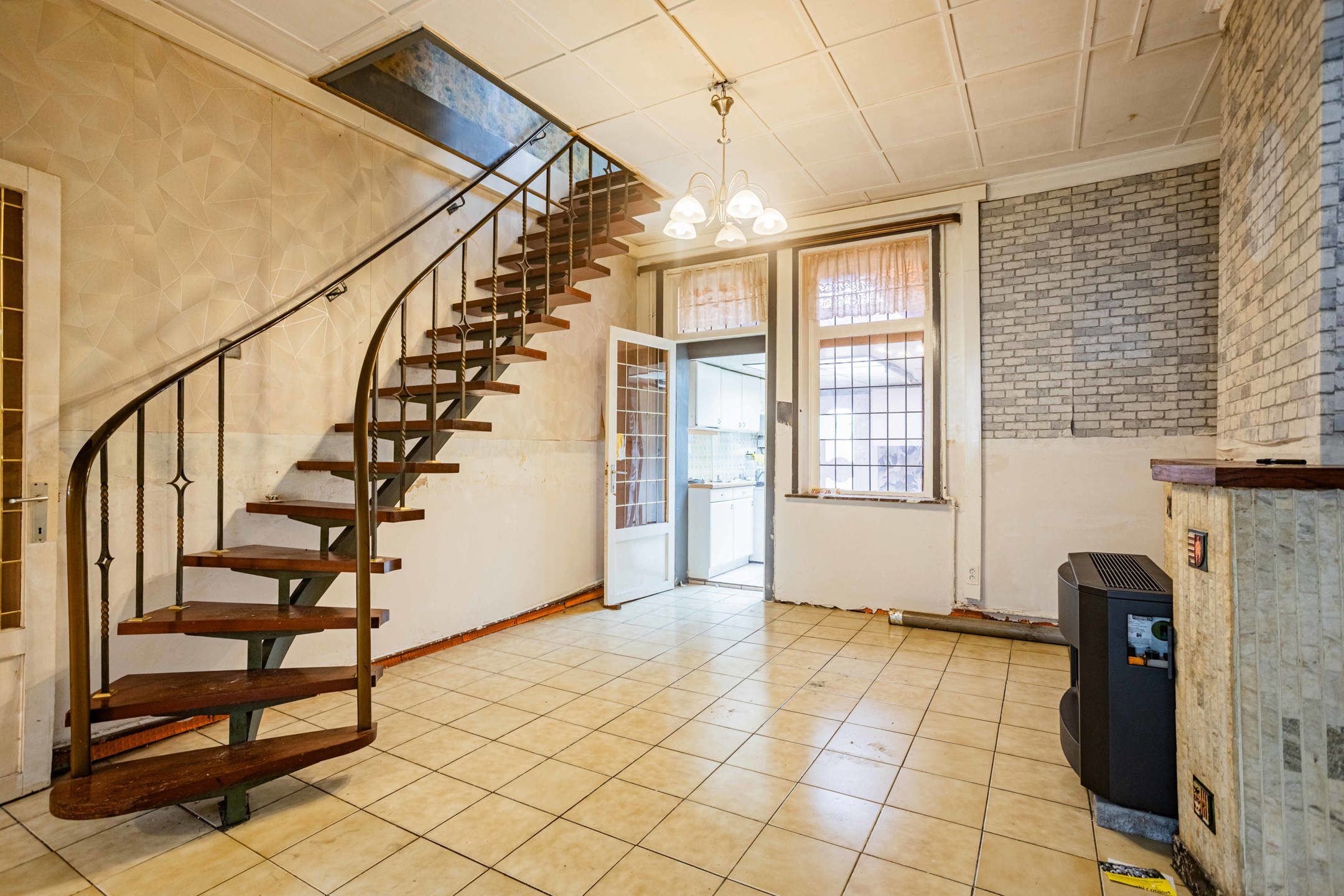 Te renoveren woning met terras op interessante locatie! foto 6